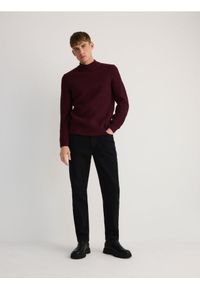 Reserved - Sweter z golfem - mahoniowy. Typ kołnierza: golf. Kolor: brązowy. Materiał: dzianina, wełna