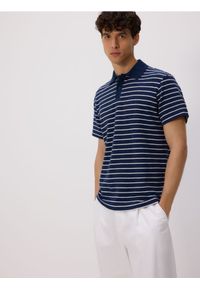 Reserved - Koszulka polo comfort w paski - granatowy. Typ kołnierza: polo. Kolor: niebieski. Materiał: dzianina, bawełna. Wzór: paski
