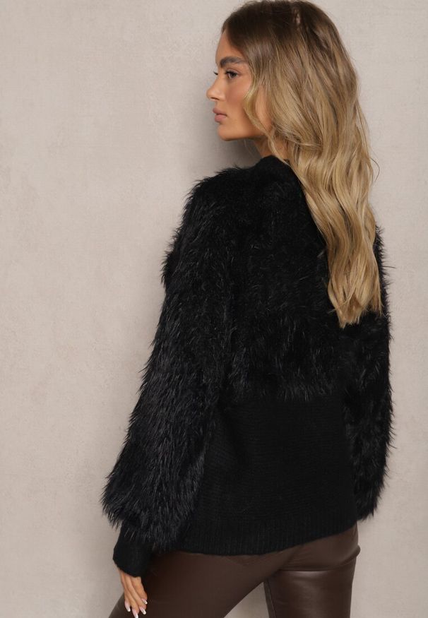 Renee - Czarny Puchaty Sweter Udekorowany Aplikacjami Kwiatowymi Arrmeva. Okazja: na spacer. Kolor: czarny. Materiał: puch, jeans. Długość rękawa: długi rękaw. Długość: długie. Wzór: aplikacja, kwiaty. Styl: elegancki
