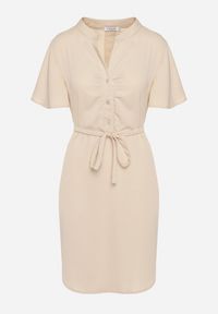 Born2be - Beżowa Sukienka Trapezowa z Koszulową Górą i Materiałowym Paskiem w Talii Vikiiona. Okazja: na spotkanie biznesowe. Typ kołnierza: dekolt w kształcie V. Kolor: beżowy. Materiał: materiał. Długość rękawa: krótki rękaw. Typ sukienki: trapezowe, koszulowe. Styl: biznesowy #2