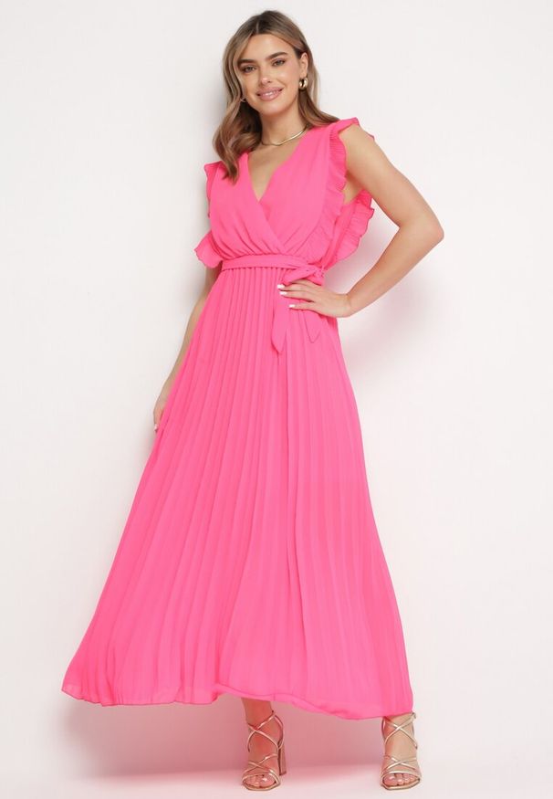 Born2be - Różowa Plisowana Sukienka Maxi Wiskozowa z Kopertowym Dekoltem i Falbankami Glimes. Typ kołnierza: kołnierz z falbankami. Kolor: różowy. Materiał: wiskoza. Typ sukienki: kopertowe. Długość: maxi