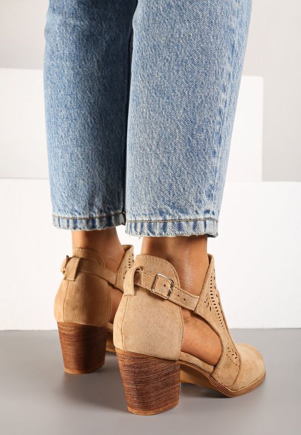 Born2be - Ciemnobeżowe Botki Kowbojki Vices na Obcasie z Ażurową Cholewką i Wycięciem Dorfedi. Okazja: na co dzień. Kolor: beżowy. Materiał: jeans. Szerokość cholewki: normalna. Wzór: ażurowy. Obcas: na obcasie. Styl: elegancki, casual. Wysokość obcasa: średni