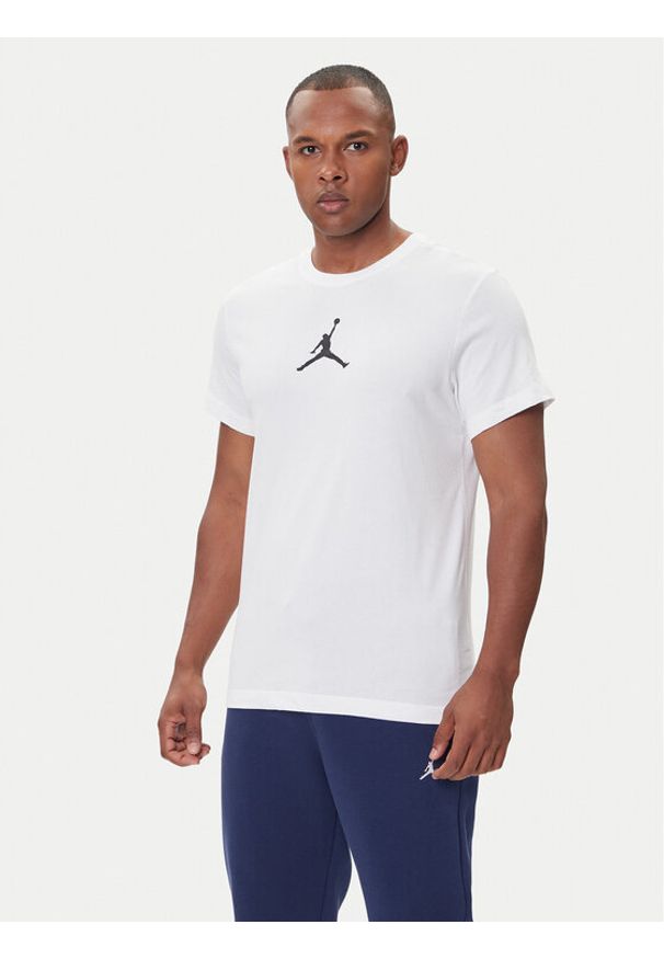 Nike T-Shirt CW5190 102 Biały Regular Fit. Kolor: biały. Materiał: syntetyk