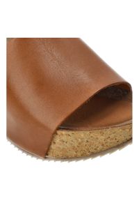 Klapki damskie Armodo, cholewka ze skóry naturalnej licowej profilowana wkładka i wysoki koturn, brązowe, 40291. Kolor: brązowy. Materiał: skóra. Obcas: na koturnie #7