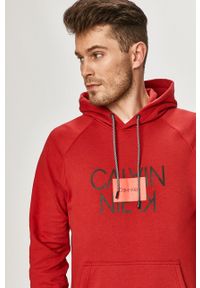 Calvin Klein - Bluza bawełniana. Okazja: na co dzień. Typ kołnierza: kaptur. Kolor: czerwony. Materiał: bawełna. Wzór: nadruk. Styl: casual #1