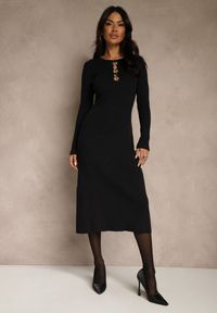 Renee - Czarna Prążkowana Sukienka z Dzianiny z Wiskozą Zdobiona Aplikacjami Tusmeira. Okazja: na co dzień. Kolor: czarny. Materiał: prążkowany, wiskoza, dzianina. Wzór: aplikacja. Typ sukienki: oversize. Styl: klasyczny, casual, elegancki #1