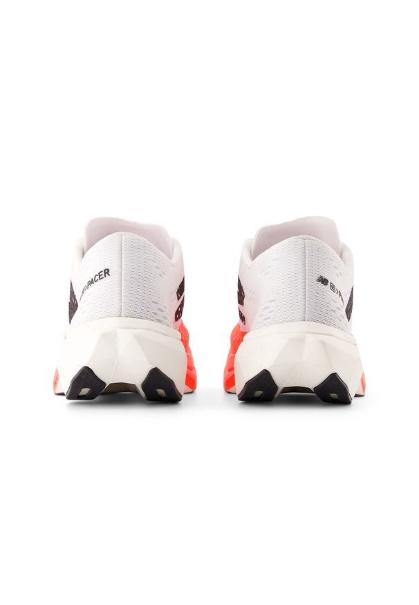 Buty męskie New Balance FuelCell SuperComp Pacer v2 MFCRRCU2 – pomarańczowe. Kolor: pomarańczowy. Materiał: włókno, guma. Szerokość cholewki: normalna. Sport: bieganie