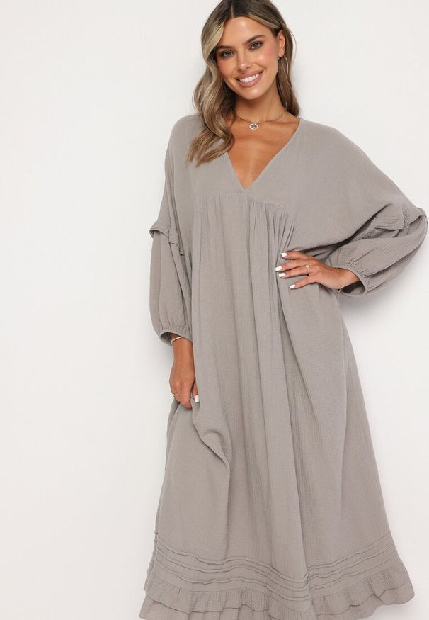 Born2be - Ciemnobeżowa Bawełniana Muślinowa Sukienka Ozdobiona Falbanką Perisea. Okazja: na co dzień. Typ kołnierza: dekolt w kształcie V. Kolor: beżowy. Materiał: bawełna. Wzór: aplikacja. Typ sukienki: proste. Styl: casual