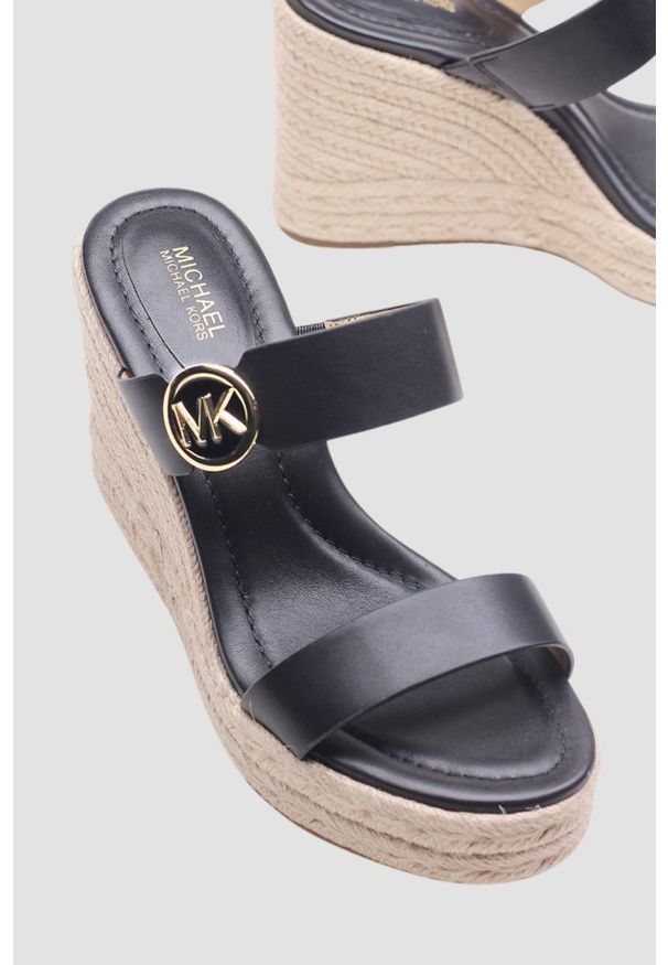 Michael Kors - MICHAEL KORS Czarne sandały Lucinda Wedge. Kolor: czarny