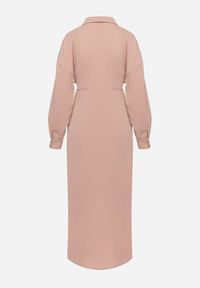 Born2be - Ciemnobeżowa Sukienka Koszulowa z Wiązanym Paskiem i Marszczeniem Hinula. Kolor: beżowy. Materiał: materiał, tkanina. Wzór: gładki, jednolity. Typ sukienki: koszulowe. Styl: elegancki. Długość: midi #6