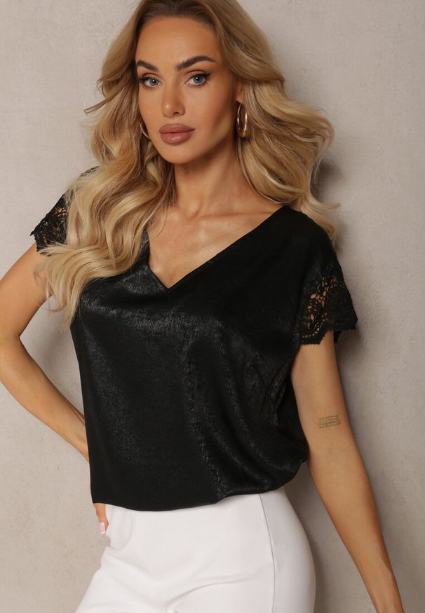 Renee - Czarna Casualowa Bluzka z Koronką i Krótkim Rękawem Garista. Okazja: na co dzień. Kolor: czarny. Materiał: koronka. Długość rękawa: krótki rękaw. Długość: krótkie. Wzór: koronka. Styl: casual