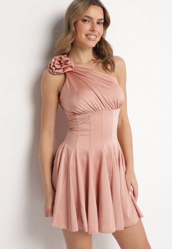 Born2be - Różowa Satynowa Asymetryczna Sukienka Ozdobiona Kwiatem 3D Izaiva. Okazja: na imprezę. Kolor: różowy. Materiał: satyna. Wzór: aplikacja, kwiaty. Sezon: lato. Typ sukienki: asymetryczne. Styl: elegancki, klasyczny