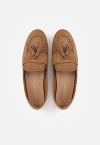 Born2be - Jasnobrązowe Mokasyny z Imitacji Zamszu z Ozdobną Perforacją i Frędzlami Yenone. Okazja: na co dzień, na spotkanie biznesowe, do pracy. Kolor: brązowy. Materiał: zamsz. Styl: casual, biznesowy, klasyczny #3