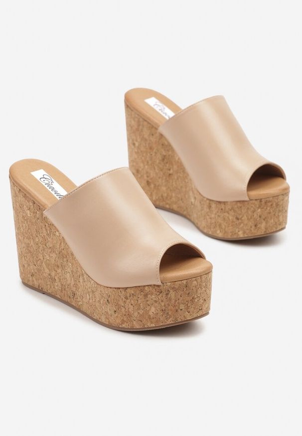 Renee - Beżowe Klapki w Stylu Drewniaków na Koturnie Jordiva. Okazja: na co dzień. Nosek buta: otwarty. Kolor: beżowy. Materiał: zamsz. Sezon: lato. Obcas: na koturnie. Styl: elegancki, casual