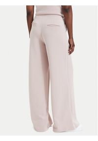 Guess Spodnie dresowe V4YB07 KCAY2 Różowy jasny Relaxed Fit. Kolor: różowy. Materiał: syntetyk #4