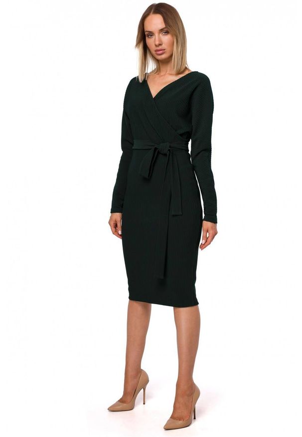 MOE - Elegancka dzianinowa sukienka z kopertową luźną górą. Materiał: dzianina. Typ sukienki: kopertowe. Styl: elegancki. Długość: midi