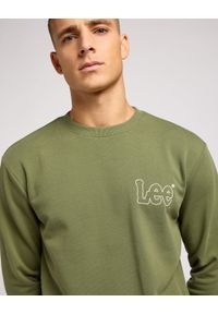 Lee - LEE WOBBLY SWS MĘSKA BLUZA BEZ KAPTURA LOGO OLIVE 112351278 L81M045022. Typ kołnierza: bez kaptura #4