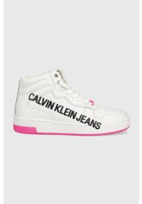 Calvin Klein Jeans sneakersy skórzane kolor biały. Nosek buta: okrągły. Kolor: biały. Materiał: guma. Obcas: na obcasie. Wysokość obcasa: niski