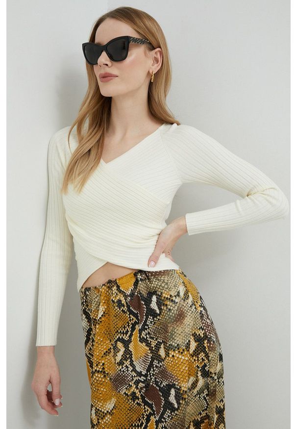 Guess sweter damski kolor beżowy lekki. Kolor: beżowy. Materiał: włókno, dzianina. Długość rękawa: raglanowy rękaw. Wzór: gładki