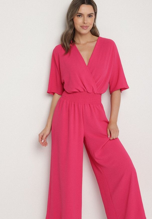 Born2be - Fuksjowy Kopertowy Kombinezon z Gumką w Talii i Szerokimi Nogawkami Vimashea. Okazja: na co dzień. Kolor: różowy. Styl: elegancki, casual