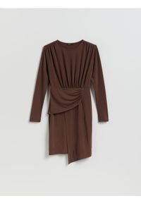 Reserved - Asymetryczna sukienka - ciemnobrązowy. Kolor: brązowy. Materiał: dzianina. Wzór: gładki. Typ sukienki: asymetryczne #1