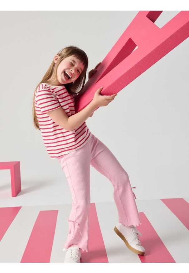 Sinsay - Prążkowane spodnie flare - różowy. Kolor: różowy. Materiał: prążkowany