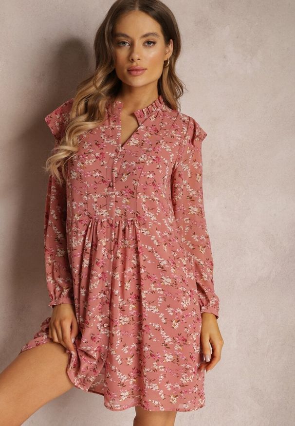 Renee - Różowa Sukienka Rozkloszowana w Kwiaty Keilana. Typ kołnierza: kołnierz z falbankami. Kolor: różowy. Materiał: tkanina. Długość rękawa: długi rękaw. Wzór: kwiaty. Typ sukienki: rozkloszowane. Styl: klasyczny. Długość: mini
