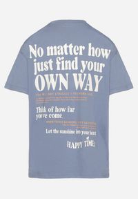 Born2be - Niebieski Bawełniany T-shirt Oversize Fillaria. Okazja: na co dzień. Kolor: niebieski. Materiał: bawełna. Wzór: aplikacja. Styl: klasyczny, casual #6