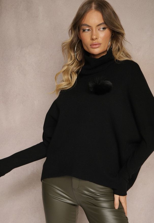 Renee - Czarny Golf o Kroju Nietoperza Ozdobiony Odpinaną Aplikacją 3D Melodia. Typ kołnierza: golf. Kolor: czarny. Materiał: jeans. Wzór: aplikacja. Styl: elegancki, sportowy