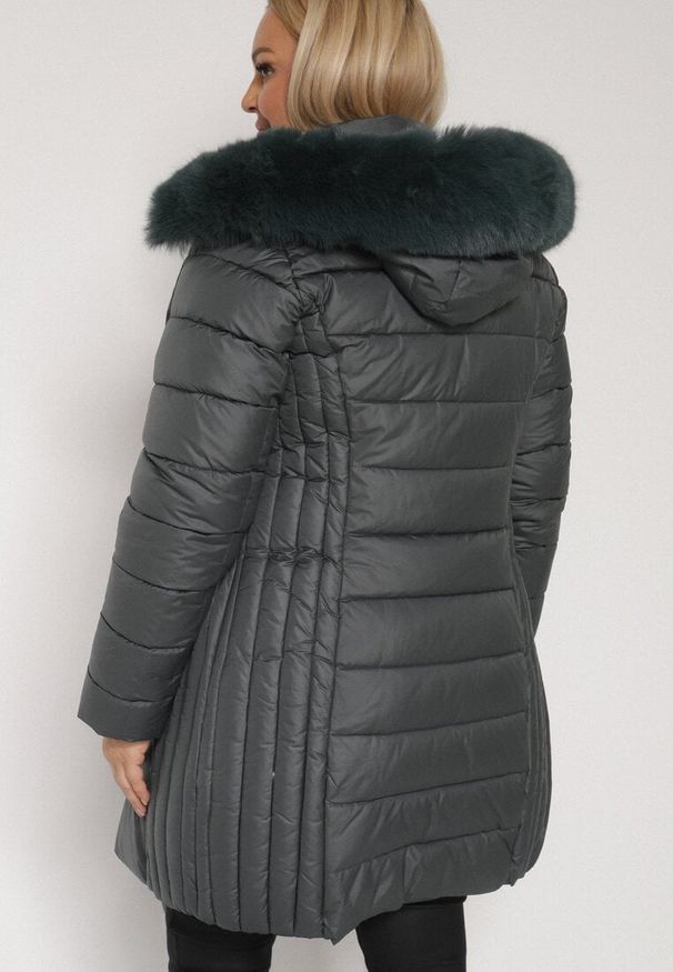Born2be - Ciemnozielona Długa Kurtka Pikowana z Odpinanym Kapturem i Futerkiem Retelma. Okazja: na co dzień. Kolor: zielony. Materiał: futro. Długość: długie. Styl: casual