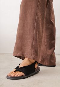 Born2be - Czarne Sandały Japonki z Imitacji Zamszu z Paskiem na Duży Palec Onisira. Okazja: na co dzień. Zapięcie: pasek. Kolor: czarny. Materiał: zamsz. Sezon: lato. Styl: boho, klasyczny, casual #1