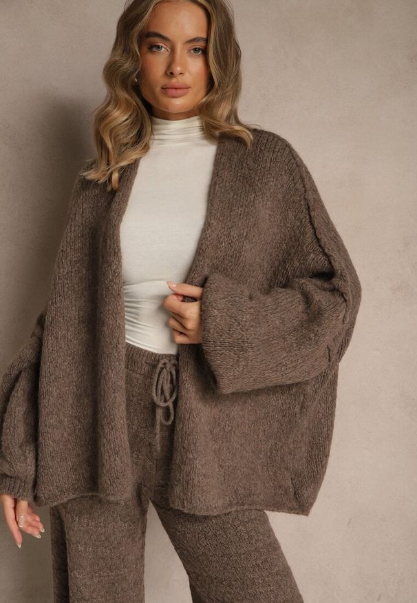 Renee - Jasnobrązowy Niezapinany Kardigan Nietoperzowy z Dodatkiem Wełny i Wiskozy Rallidia. Kolor: brązowy. Materiał: wełna, wiskoza. Wzór: gładki