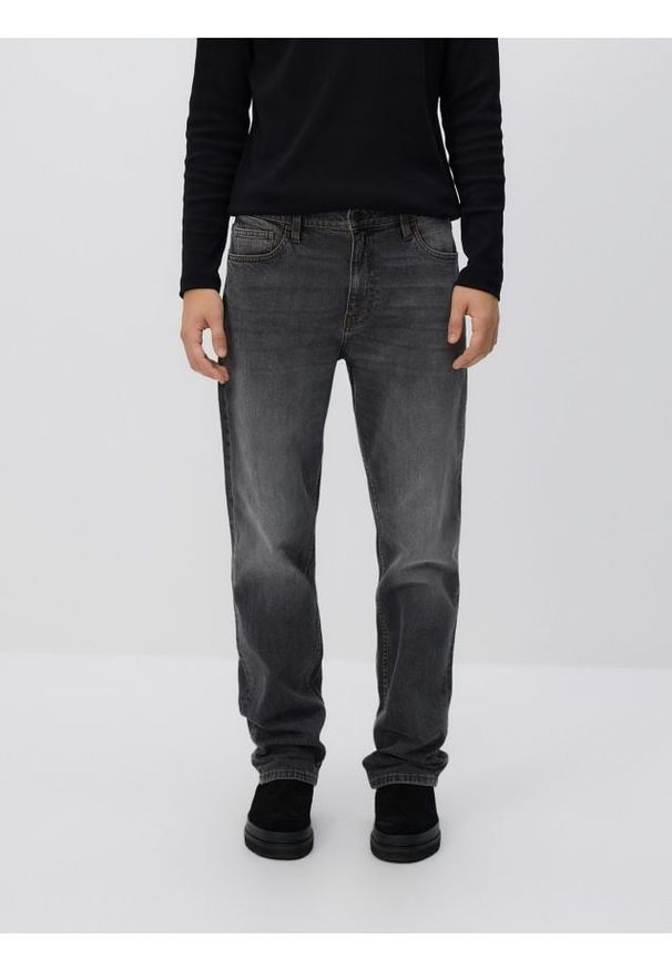 Reserved - Jeansy slim z efektem sprania - czarny. Kolor: czarny