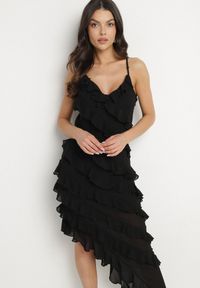 Born2be - Czarna Asymetryczna Sukienka Ozdobiona Falbankami Linariela. Typ kołnierza: kołnierz z falbankami. Kolor: czarny. Długość rękawa: na ramiączkach. Wzór: aplikacja. Typ sukienki: asymetryczne. Styl: elegancki #6