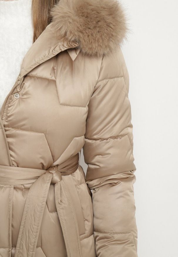 Born2be - Beżowa Pikowana Kurtka o Długim Kroju Ozdobiona Paskiem i Odpinanym Futerkiem Milirra. Okazja: na spacer. Kolor: brązowy. Materiał: futro. Długość: długie. Wzór: aplikacja. Styl: wizytowy, elegancki