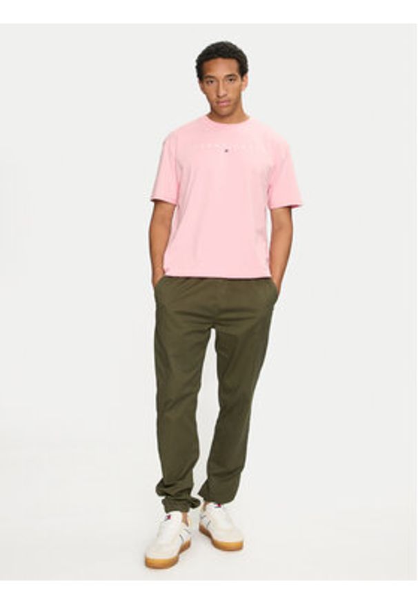 Tommy Jeans T-Shirt Linear Logo DM0DM17993 Różowy Regular Fit. Kolor: różowy. Materiał: bawełna