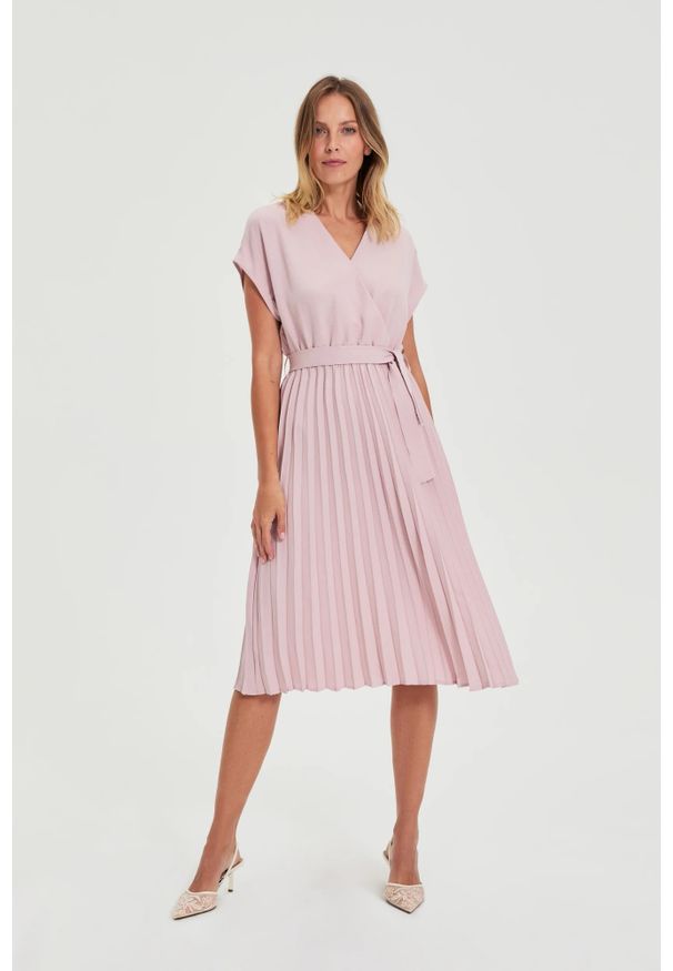 MOODO - Sukienka o długości midi różowa. Kolor: różowy. Materiał: poliester. Długość: midi