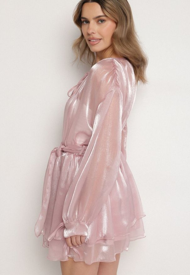 Born2be - Różowa Sukienka Ozdobiona Wiązaniem i Paskiem Nivoren. Okazja: na co dzień. Kolor: różowy. Długość rękawa: długi rękaw. Wzór: aplikacja. Typ sukienki: proste. Styl: casual, elegancki