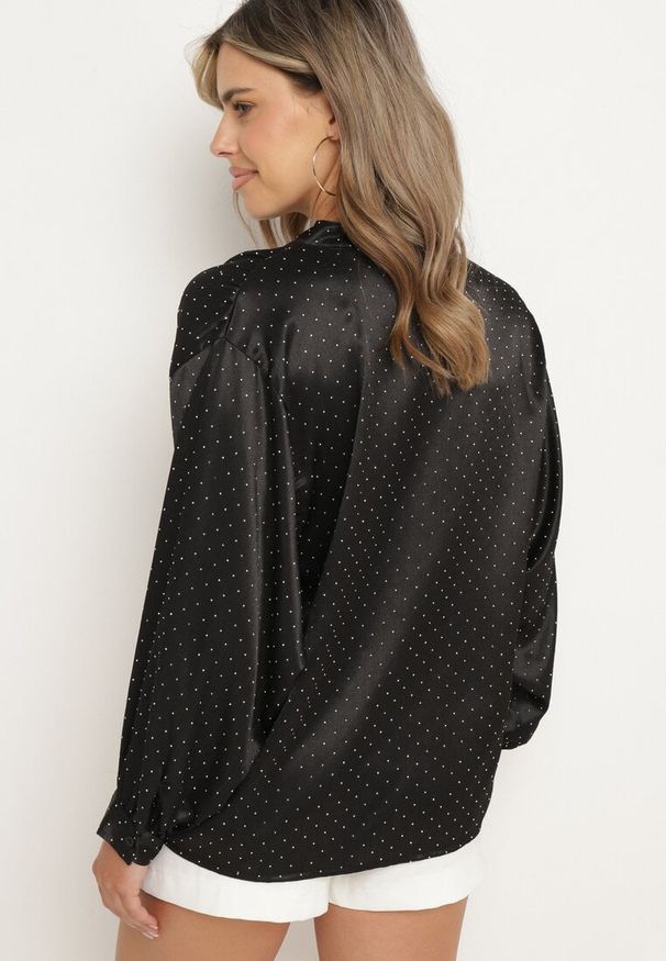 Born2be - Czarna Satynowa Bluzka z Długim Rękawem z Trójkątnym Dekoltem i Ozdobnymi Cyrkoniami Xertantia. Okazja: na spotkanie biznesowe, do pracy. Kolor: czarny. Materiał: satyna. Długość rękawa: długi rękaw. Długość: długie. Wzór: aplikacja. Styl: biznesowy, klasyczny