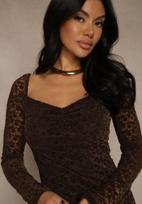 Renee - Brązowa Dopasowana Sukienka z Koronki z Kwadratowym Dekoltem Uwedia. Okazja: na randkę. Typ kołnierza: dekolt kwadratowy. Kolor: brązowy. Materiał: koronka. Długość rękawa: długi rękaw. Wzór: koronka #4