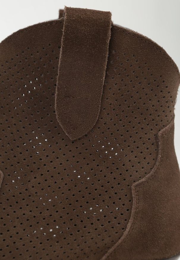 Renee - Ciemnobrązowe Botki Typu Kowbojki na Stożku ze Skóry Naturalnej Clearfeather. Okazja: na co dzień. Kolor: brązowy. Materiał: skóra. Obcas: na stożku. Styl: klasyczny, casual