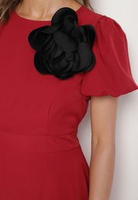 Born2be - Bordowa Sukienka Vices o Rozkloszowanym Kroju z Odpinanym Kwiatem 3D Rallarea. Kolor: czerwony. Wzór: kwiaty. Sezon: wiosna, lato #6