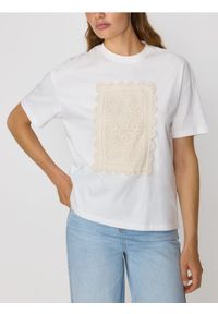 Reserved - T-shirt z haftowaną aplikacją - złamana biel. Materiał: bawełna, dzianina. Wzór: haft, aplikacja