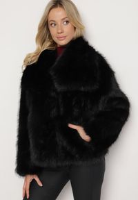 Born2be - Czarna Kurtka Futerko z Szerokim Kołnierzem Vertilira. Okazja: na co dzień. Kolor: czarny. Materiał: futro. Sezon: zima. Styl: casual, klasyczny, elegancki, wizytowy