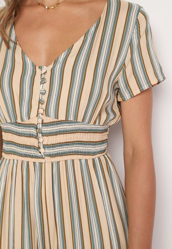 Born2be - Beżowy Wiskozowy Kombinezon z Guzikami przy Dekolcie i Elastyczną Gumką w Talii Tinaleias. Okazja: do pracy, na co dzień. Kolor: beżowy. Materiał: wiskoza. Długość: długie. Wzór: aplikacja. Styl: casual, klasyczny