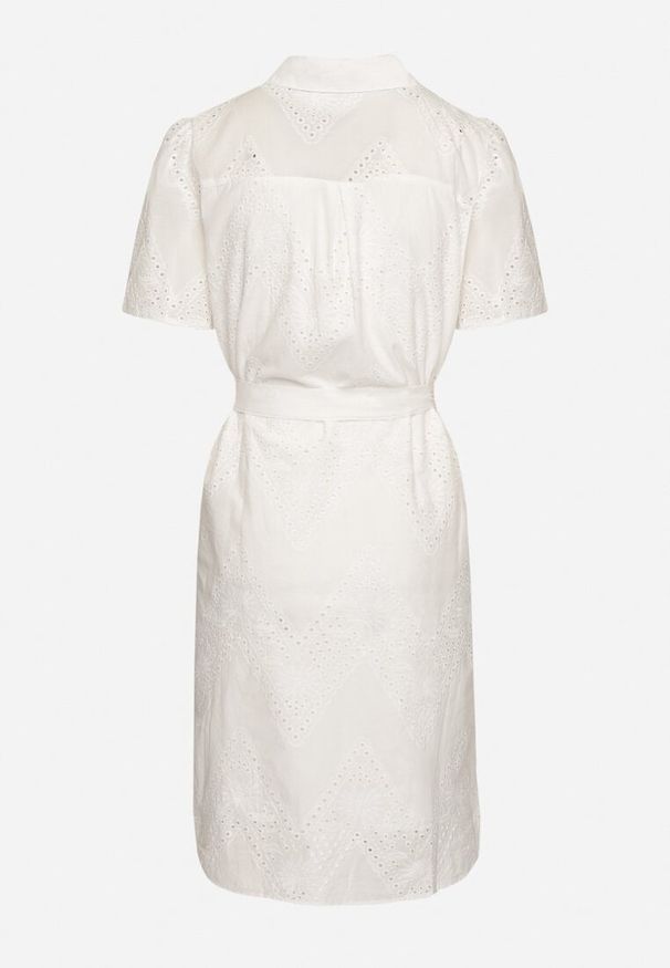 Born2be - Biała Haftowana Sukienka z Bawełny z Paskiem Elearotea. Okazja: na co dzień. Kolor: biały. Materiał: bawełna. Długość rękawa: krótki rękaw. Wzór: haft. Typ sukienki: koszulowe. Styl: casual