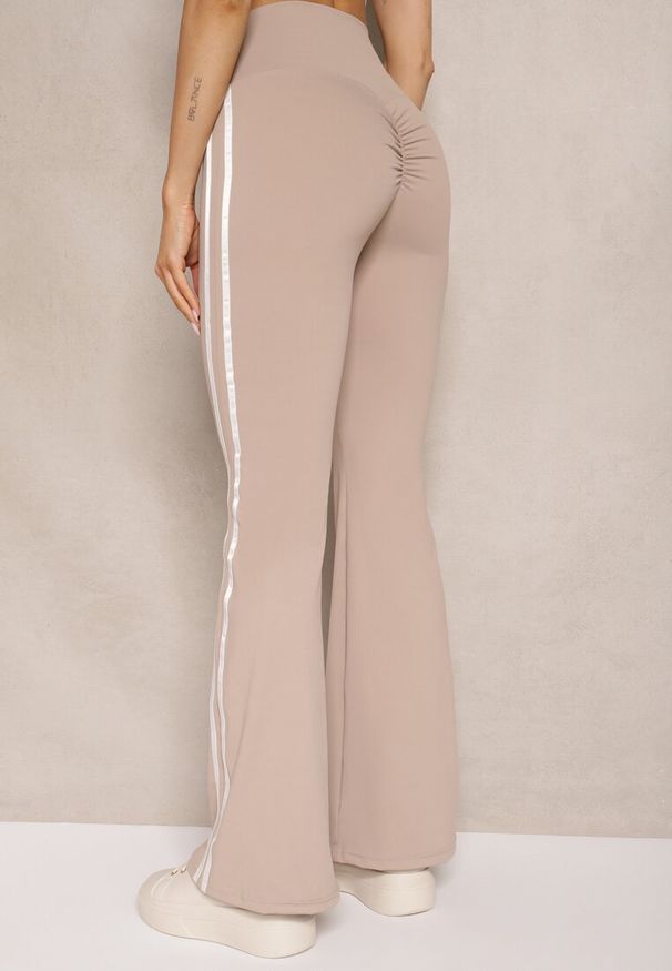 Renee - Beżowe Legginsy Flare High Waist z Marszczeniem i Lampasami Kirsena. Okazja: na co dzień. Stan: podwyższony. Kolor: beżowy. Styl: elegancki, casual