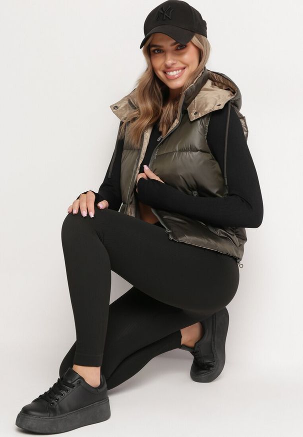 Born2be - Ciemnozielona Pikowana Kamizelka z Odpinanym Kapturem Winncea. Okazja: na co dzień. Kolor: zielony. Materiał: jeans. Styl: casual