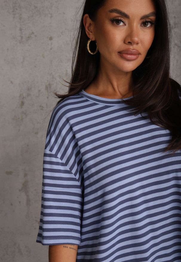 Renee - Niebieski Wiskozowy Komplet Oversize na Lato T-shirt i Krótkie Spodenki Omiche. Kolor: niebieski. Materiał: wiskoza. Wzór: aplikacja