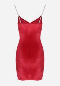 Born2be - Czerwona Dopasowana Sukienka Welurowa z Kopertowym Dekoltem Evicco. Typ kołnierza: dekolt kopertowy. Kolor: czerwony. Materiał: welur. Wzór: aplikacja. Typ sukienki: kopertowe. Styl: elegancki #3